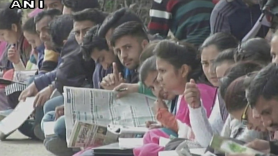 धर्मशाला जिला पुस्तकालय में बुनियादी सुविधाओं के आभाव में सड़क पर बैठकर पढ़ाई कर रहे हैं छात्र