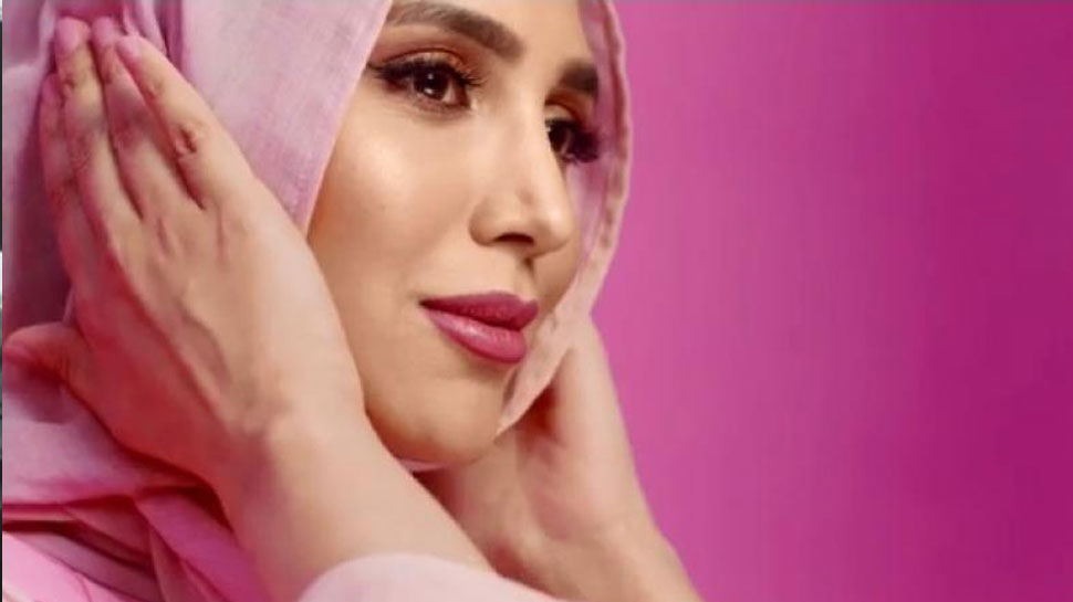 Hijab Wearing Model Amena Khan Out From L Oreal Paris Uk Campaign
