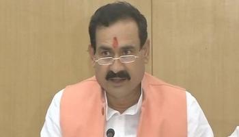 मध्य प्रदेश: पेड न्यूज़ मामले में मंत्री नरोत्तम मिश्रा को EC ने अयोग्य करार दिया, लगाया 3 साल का बैन मध्य प्रदेश: पेड न्यूज़ मामले में मंत्री नरोत्तम मिश्रा को EC ने अयोग्य करार दिया, लगाया 3 साल का बैन