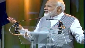 नीदरलैंड में मोदी-मोदी के नारों के बीच पीएम ने कहा, `मातृभूमि के लिए प्यार है हमें जोड़ने वाली ताकत` नीदरलैंड में मोदी-मोदी के नारों के बीच पीएम ने कहा, `मातृभूमि के लिए प्यार है हमें जोड़ने वाली ताकत`