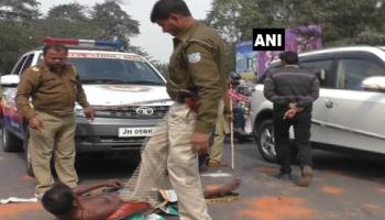 जमशेदपुर : पुलिस की बर्बरता, दिव्यांग को डंडे से पीट-पीटकर सड़क से हटाया जमशेदपुर : पुलिस की बर्बरता, दिव्यांग को डंडे से पीट-पीटकर सड़क से हटाया