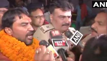 भागलपुर दंगा : केंद्रीय मंत्री के आरोपी बेटे अर्जित शाश्वत ने किया सरेंडर भागलपुर दंगा : केंद्रीय मंत्री के आरोपी बेटे अर्जित शाश्वत ने किया सरेंडर