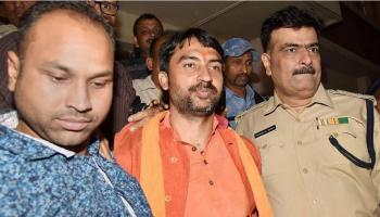 जेल में बंद औरंगाबाद हिंसा के मुख्य आरोपी से मिले अर्जित शाश्वत जेल में बंद औरंगाबाद हिंसा के मुख्य आरोपी से मिले अर्जित शाश्वत