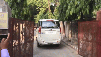 मुजफ्फरपुरः एसएसपी विवेक कुमार के आवास पर स्पेशल विजिलेंस टीम का छापा मुजफ्फरपुरः एसएसपी विवेक कुमार के आवास पर स्पेशल विजिलेंस टीम का छापा