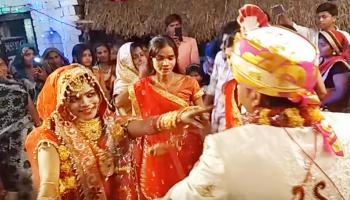 सपना चौधरी के गाने पर दुल्हन ने किया ऐसा डांस, दूल्हा भी हुआ थिरकने पर मजबूर सपना चौधरी के गाने पर दुल्हन ने किया ऐसा डांस, दूल्हा भी हुआ थिरकने पर मजबूर
