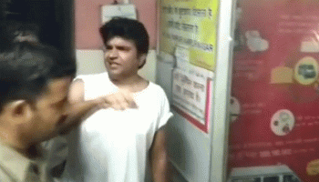 नशे में धुत राजा चौधरी का हंगामा, शूटिंग यूनिट से मारपीट, थाने में घूम-घूमकर किया ड्रामा नशे में धुत राजा चौधरी का हंगामा, शूटिंग यूनिट से मारपीट, थाने में घूम-घूमकर किया ड्रामा