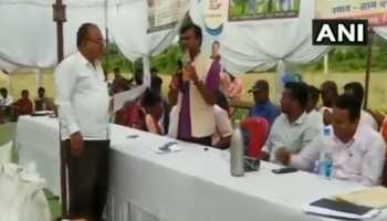 छत्तीसगढ़: गंदे पानी को देख भड़के विधायक, खुद पिया पानी और लगा दी अधिकारी की क्लास छत्तीसगढ़: गंदे पानी को देख भड़के विधायक, खुद पिया पानी और लगा दी अधिकारी की क्लास