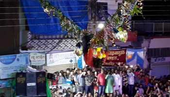 जन्माष्टमी 2018: रतलाम में दही हांडी फोड़ने के बाद रस्सी पर ही लटका रह गया युवक जन्माष्टमी 2018: रतलाम में दही हांडी फोड़ने के बाद रस्सी पर ही लटका रह गया युवक