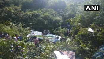 उत्तराखंड: बस के खाई में गिरने से पांच लोगों की मौत, 21 घायल उत्तराखंड: बस के खाई में गिरने से पांच लोगों की मौत, 21 घायल