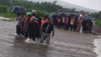 मध्य प्रदेश में उफनते नाले के बीच फंसी 70 जिंदगियां, मजदूरोंं ने इस तरह बचाया मध्य प्रदेश में उफनते नाले के बीच फंसी 70 जिंदगियां, मजदूरोंं ने इस तरह बचाया