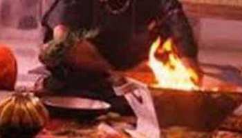 छतरपुरः सांप के काटने पर युवक को अस्पताल लेकर पहुंचे परिजन, वहीं कराने लगे झाड़-फूंक छतरपुरः सांप के काटने पर युवक को अस्पताल लेकर पहुंचे परिजन, वहीं कराने लगे झाड़-फूंक