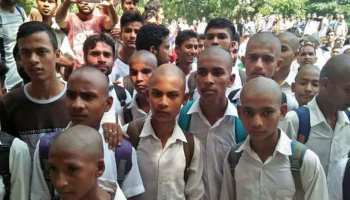 मुजफ्फरनगर: कॉलेज प्रशासन द्वारा मुंडन कराए जाने पर गुस्साए छात्रों ने लगाया जाम मुजफ्फरनगर: कॉलेज प्रशासन द्वारा मुंडन कराए जाने पर गुस्साए छात्रों ने लगाया जाम