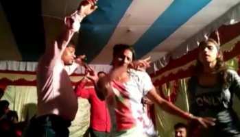 VIDEO : बार बालाओं के साथ बिजली विभाग के इंजीनियर ने जमकर लगाए ठुमके VIDEO : बार बालाओं के साथ बिजली विभाग के इंजीनियर ने जमकर लगाए ठुमके