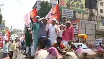 बिहारः पेट्रोल-डीजल के विरोध में सड़क पर उतरे हम कार्यकर्ता, पुलिस से भी झड़प बिहारः पेट्रोल-डीजल के विरोध में सड़क पर उतरे हम कार्यकर्ता, पुलिस से भी झड़प