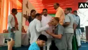 VIDEO: सीएम वसुंधरा राजे की मौजूदगी में मंच पर ही भिड़ गए बीजेपी नेता VIDEO: सीएम वसुंधरा राजे की मौजूदगी में मंच पर ही भिड़ गए बीजेपी नेता