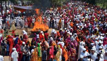 खेजड़ली मेले में डेढ़ लाख की कंठी खोने पर महिला ने पेश की मिशाल, किया कुछ ऐसा खेजड़ली मेले में डेढ़ लाख की कंठी खोने पर महिला ने पेश की मिशाल, किया कुछ ऐसा