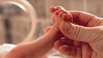 शर्मनाक: बेटी पैदा होने पर परिवार ने बहू और नवजात को घर से निकाला शर्मनाक: बेटी पैदा होने पर परिवार ने बहू और नवजात को घर से निकाला