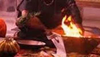 अंधविश्वास के कारण इलाज छोड़ परिजनों ने अस्पताल में ही शुरू की महिला की झाड़फूंक अंधविश्वास के कारण इलाज छोड़ परिजनों ने अस्पताल में ही शुरू की महिला की झाड़फूंक