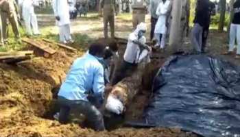 मुजफ्फरनगर: कोर्ट के आदेश के बाद 6 महीने बाद क्रब से निकाला शव मुजफ्फरनगर: कोर्ट के आदेश के बाद 6 महीने बाद क्रब से निकाला शव
