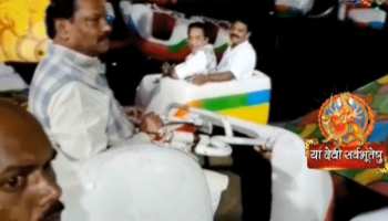 सीएम रघुवर दास ने उठाया झूले का लुफ्त, कई पंडालों का किया उद्धाटन सीएम रघुवर दास ने उठाया झूले का लुफ्त, कई पंडालों का किया उद्धाटन