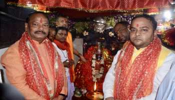 झारखंडः रघुवर दास पहुंचे देउड़ी मंदिर, श्रद्धालुओं से ऐसे मिले मुख्यमंत्री झारखंडः रघुवर दास पहुंचे देउड़ी मंदिर, श्रद्धालुओं से ऐसे मिले मुख्यमंत्री