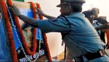 शहीद आशीष कुमार को श्रद्धांजलि देने पहुंचे DGP, कहा- 'वीरता पदक की करेंगे अनुशंसा' शहीद आशीष कुमार को श्रद्धांजलि देने पहुंचे DGP, कहा- 'वीरता पदक की करेंगे अनुशंसा'