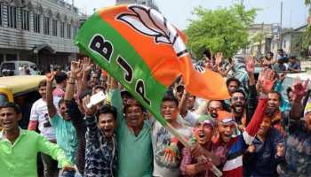 MP: स्कूली बच्चों को थमायी बीजेपी की तख्ती, आचार संहिता के उल्लंघन का मामला दर्ज MP: स्कूली बच्चों को थमायी बीजेपी की तख्ती, आचार संहिता के उल्लंघन का मामला दर्ज