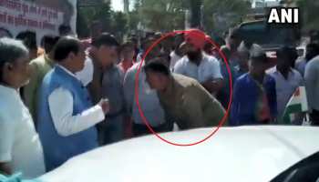 VIDEO : बीच सड़क CM योगी के मंत्री महाना के पैरों पर गिर गया पुलिसकर्मी, ये था कारण VIDEO : बीच सड़क CM योगी के मंत्री महाना के पैरों पर गिर गया पुलिसकर्मी, ये था कारण