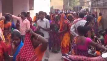 किशनगंज: छठ पर्व करने के लिए 6 हजार मिलने की अफवाह पर पोस्ट ऑफिस में लगी लंबी लाइन किशनगंज: छठ पर्व करने के लिए 6 हजार मिलने की अफवाह पर पोस्ट ऑफिस में लगी लंबी लाइन