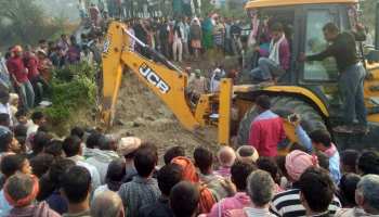 समस्तीपुर: मिट्टी में दबने से तीन लोगों की मौत, दो को निकालने का प्रयास जारी समस्तीपुर: मिट्टी में दबने से तीन लोगों की मौत, दो को निकालने का प्रयास जारी