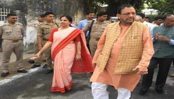 यूपी के मंत्री सुरेश खन्ना ने लोगों को दिलाई शपथ, 'इंदौर जैसा साफ हो यूपी का हर शहर' यूपी के मंत्री सुरेश खन्ना ने लोगों को दिलाई शपथ, 'इंदौर जैसा साफ हो यूपी का हर शहर'
