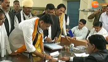 राजस्थान: रोड शो के बाद सचिन पायलट ने भरा नामांकन, उमड़ा समर्थकों का हुजूम राजस्थान: रोड शो के बाद सचिन पायलट ने भरा नामांकन, उमड़ा समर्थकों का हुजूम