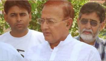 VIDEO : कांग्रेस नेता ने 'भारत माता की जय' रुकवाकर लगवाए सोनिया-राहुल जिंदाबाद के नारे VIDEO : कांग्रेस नेता ने 'भारत माता की जय' रुकवाकर लगवाए सोनिया-राहुल जिंदाबाद के नारे