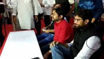 मध्य प्रदेशः कन्हैया कुमार और जिग्नेश मेवाणी का विरोध, फेंकी गई स्याही मध्य प्रदेशः कन्हैया कुमार और जिग्नेश मेवाणी का विरोध, फेंकी गई स्याही