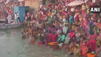 कार्तिक पूर्णिमा पर गंगा घाटों पर पहुंच रहे हैं श्रद्धालु, लगा रहे हैं आस्था की डुबकी कार्तिक पूर्णिमा पर गंगा घाटों पर पहुंच रहे हैं श्रद्धालु, लगा रहे हैं आस्था की डुबकी