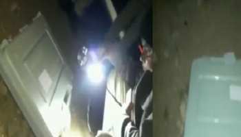 VIDEO: राजस्थान में सड़क पर पड़ा दिखा बैलेट बॉक्स, टॉर्च की रोशनी में तलाशते दिखे पुलिस वाले VIDEO: राजस्थान में सड़क पर पड़ा दिखा बैलेट बॉक्स, टॉर्च की रोशनी में तलाशते दिखे पुलिस वाले