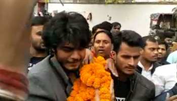 पटना: शहाबुद्दीन का बेटा ओसामा पहुंचा पटना यूनिवर्सिटी, लगे जिंदाबाद के नारे पटना: शहाबुद्दीन का बेटा ओसामा पहुंचा पटना यूनिवर्सिटी, लगे जिंदाबाद के नारे