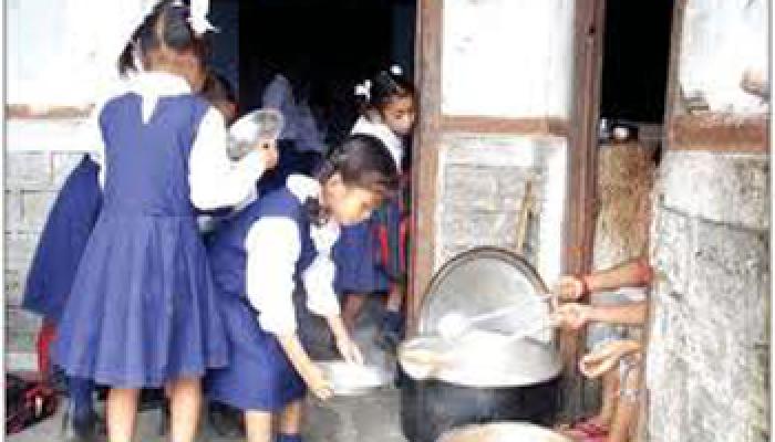 सीतामढ़ी में मिड-डे मील में मिला सांप, 54 बच्चे बीमार सीतामढ़ी में मिड-डे मील में मिला सांप, 54 बच्चे बीमार