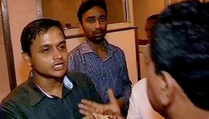 शिवसेना ने सांसदों का बचाव किया, कहा-रोटी खिलाने के मुद्दे को राजनीतिक रंग दिया गया शिवसेना ने सांसदों का बचाव किया, कहा-रोटी खिलाने के मुद्दे को राजनीतिक रंग दिया गया