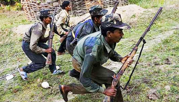दंतेवाड़ा में नक्सली हमला, CRPF के तीन जवान घायल दंतेवाड़ा में नक्सली हमला, CRPF के तीन जवान घायल
