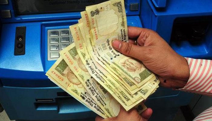 बैंकों में लगातार 7 दिन की रहेगी छुट्टी, ATM से पैसा निकालने का कर लें इंतजाम बैंकों में लगातार 7 दिन की रहेगी छुट्टी, ATM से पैसा निकालने का कर लें इंतजाम