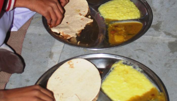 तहक़ीक़ात मिड डे मील: UP के ज़्यादातर स्कूलों में नहीं बनता मध्याह्न भोजन तहक़ीक़ात मिड डे मील: UP के ज़्यादातर स्कूलों में नहीं बनता मध्याह्न भोजन