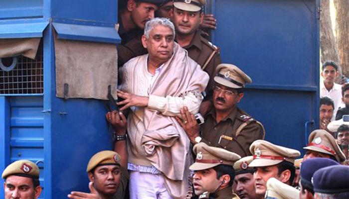 टूट गया स्वंयभू संत रामपाल के 'रहस्यलोक' का तिलिस्म टूट गया स्वंयभू संत रामपाल के 'रहस्यलोक' का तिलिस्म