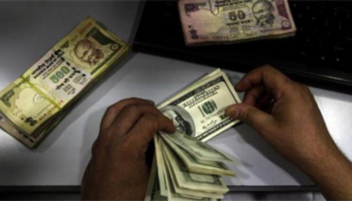 डॉलर की तुलना में रुपया 9 महीने के निचले स्तर पर डॉलर की तुलना में रुपया 9 महीने के निचले स्तर पर