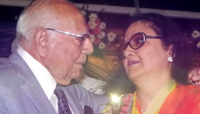 राम जेठमलानी ने किया अभिनेत्री और किशोर कुमार की पत्नी लीना चंदावरकर को 'किस' राम जेठमलानी ने किया अभिनेत्री और किशोर कुमार की पत्नी लीना चंदावरकर को 'किस'