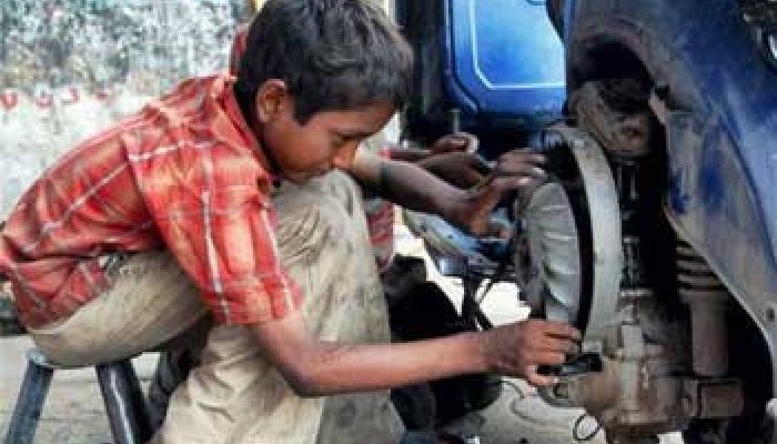 मंडियों में बिक रहा बचपन, ताक पर हैं देश के कानून मंडियों में बिक रहा बचपन, ताक पर हैं देश के कानून