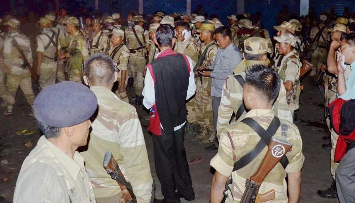 नागालैंड: गुस्साई भीड़ ने रेप के आरोपी को जेल से निकालकर चौराहे पर दी फांसी, केंद्र ने दिए जांच के आदेश नागालैंड: गुस्साई भीड़ ने रेप के आरोपी को जेल से निकालकर चौराहे पर दी फांसी, केंद्र ने दिए जांच के आदेश
