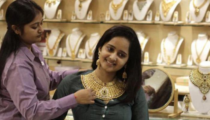 वैश्विक संकेतों और कमजोर मांग से सोना फिर सस्ता वैश्विक संकेतों और कमजोर मांग से सोना फिर सस्ता