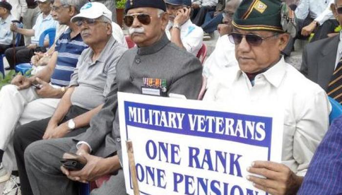 OROP: आंदोलित पूर्व फौजियों ने सरकार की पेशकश को ठुकराया, सरकार ने मांगा और वक्त OROP: आंदोलित पूर्व फौजियों ने सरकार की पेशकश को ठुकराया, सरकार ने मांगा और वक्त