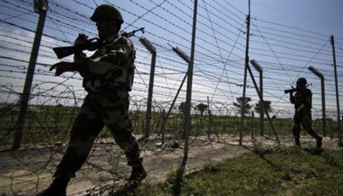 पाक सेना ने फिर पुंछ में एलओसी के पास की फायरिंग पाक सेना ने फिर पुंछ में एलओसी के पास की फायरिंग
